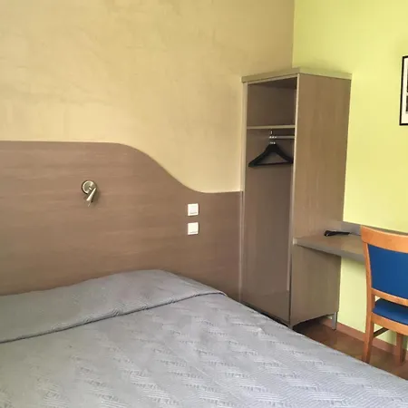 Hotel Au Val De Saone Parking Gratuit 2*